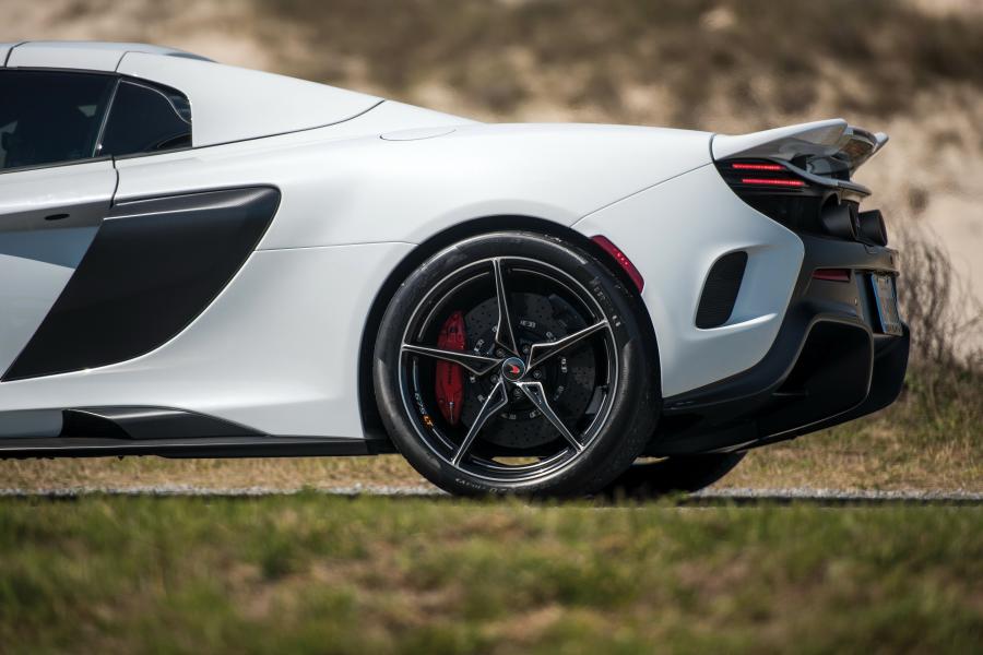 Детали экстерьера McLaren 675LT Spider 2016 года  (NA) (фото 19 из 23)
